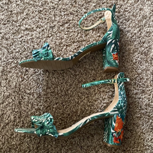 Reaction Kenneth Cole Rise Ruffle Tropical Sandal - Picture 7 of 7